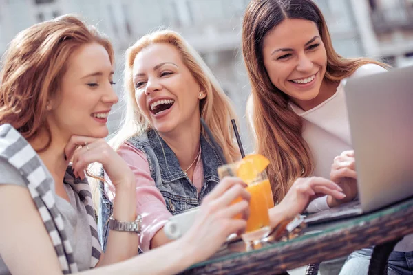 Três Jovens Mulheres Encontram Café Livre Desfrutam Juntas — Fotografia de Stock