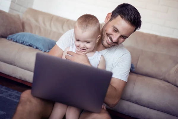 Сім Батьківство Технології Люди Концепція Щасливий Батько Маленький Син Ноутбуком — стокове фото