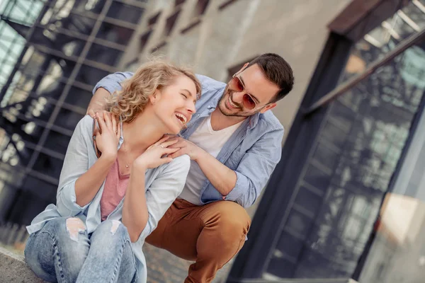 Gelukkig Jong Paar Hebben Plezier Buiten Glimlachen — Stockfoto