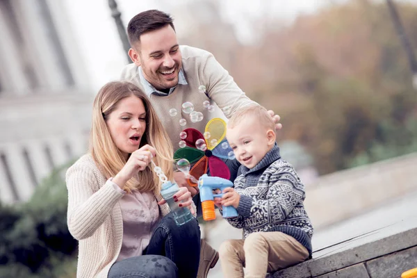 Family is playing in the city — Stock Photo, Image