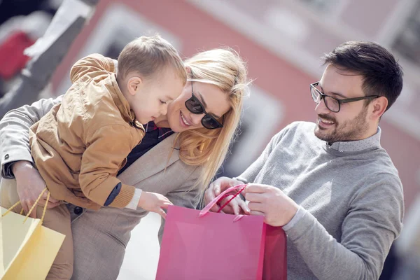 Försäljning Konsumism Och Människor Koncept Lycklig Familj Med Små Barn — Stockfoto