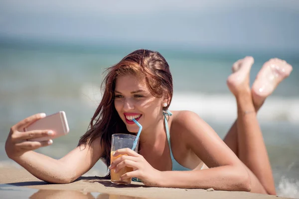 Літній Пляжний Відпочинок Дівчина Бере Селфі Пляжі — стокове фото