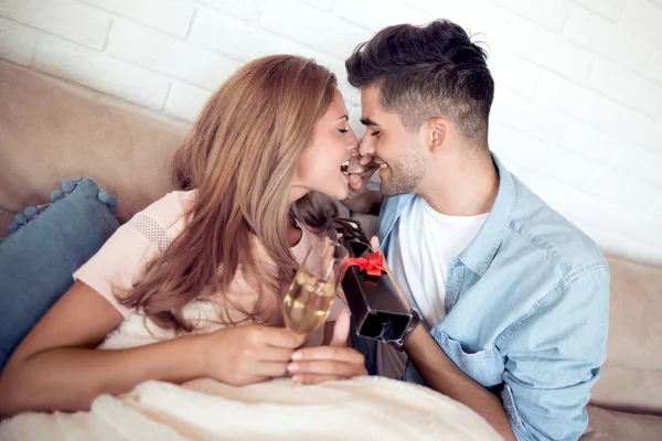 Retrato Pareja Joven Comiendo Una Galleta Chocolate Del Corazón Pareja — Foto de Stock