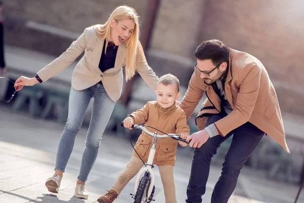 Unga Far Och Mather Undervisning Son Att Rida Cykel Staden — Stockfoto