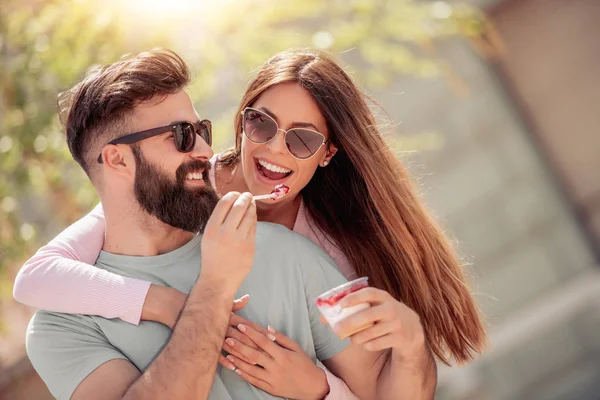 Feliz Joven Pareja Divirtiéndose Aire Libre Sonriendo Comiendo Helado — Foto de Stock