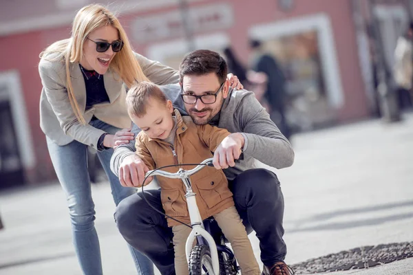 Barn Pojke Som Rider Sin Första Cykel Med Mam Och — Stockfoto