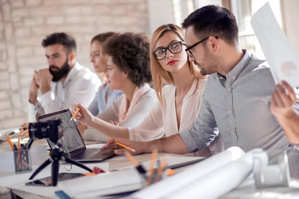 Affärsidé Affärsmän Diskuterar Tabeller Och Diagram Och Visar Resultaten Deras — Stockfoto