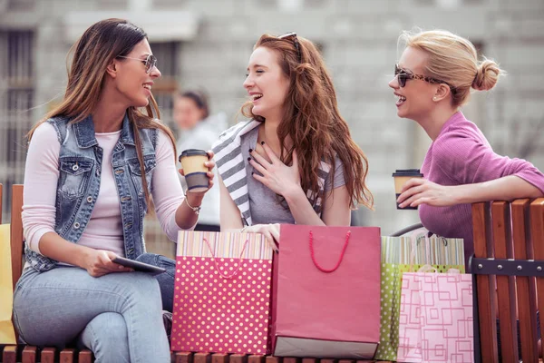 三美丽的年轻妇女与购物袋在城市 — 图库照片