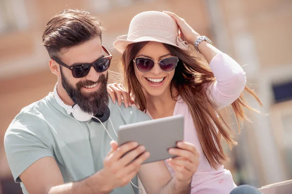 Retrato Pareja Joven Usando Tableta Escuchando Música Calle — Foto de Stock