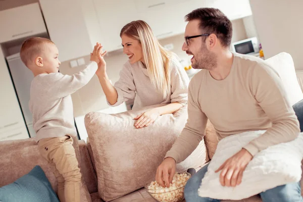 Mutlu genç aile film izlerken evde.