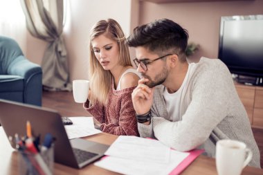 Güzel modern genç çift birlikte evde kendi ev bütçe planlama.