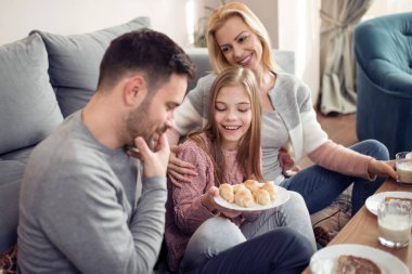 Üç sabahları kahvaltı onların oturma odasında birlikte olan aile.