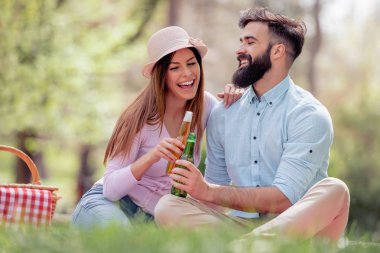 Mutlu çiftimiz parkta piknik ve gün birlikte zevk aşık.