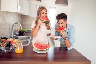 Mutfakta, sağlıklı gıda, hazırlama çalışma çift karpuz yemek.