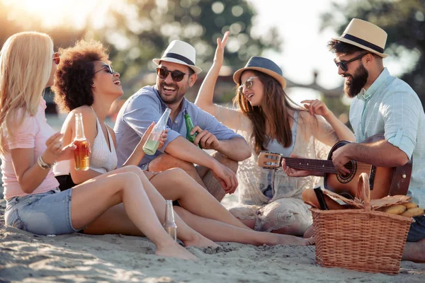 Grupo Amigos Con Guitarra Divirtiéndose Playa — Foto de Stock