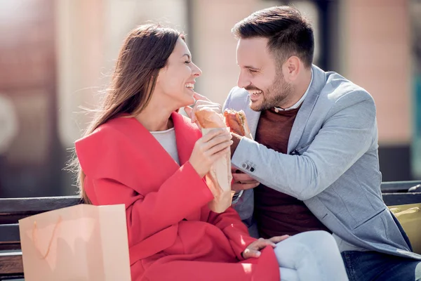 Happy Young Couple Laughing Eating Sandwich Having Great Time Shopping — Stock Photo, Image