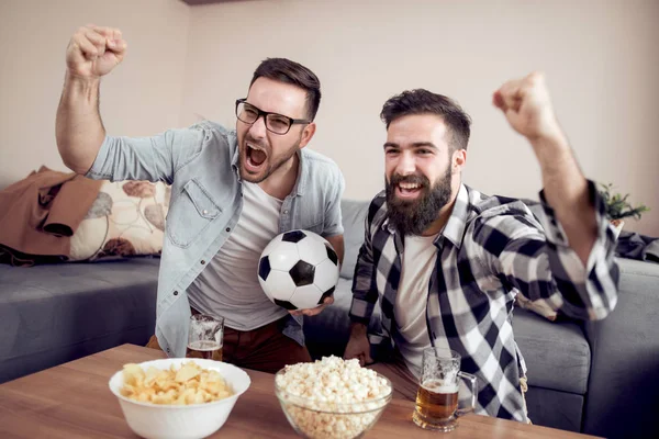 スポーツ エンターテイメント コンセプト 自宅テレビでサッカーを見ている男性の幸せの友人 — ストック写真