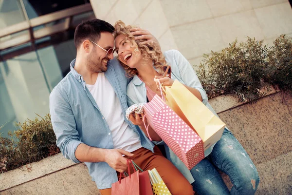 市内にショッピングバッグを持つカップルの肖像画 — ストック写真