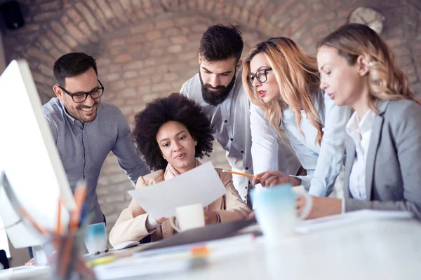 Grupo Jóvenes Empresarios Trabajan Juntos Oficina Mesa Leyendo Documentos Papel — Foto de Stock