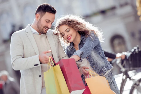 Porträt Eines Glücklichen Paares Mit Einkaufstaschen Verkauf Konsum Und Menschen — Stockfoto