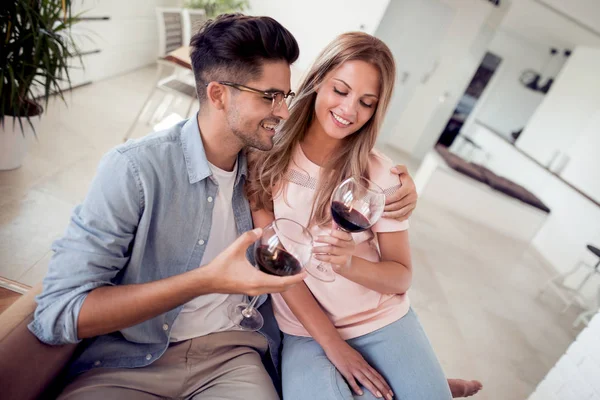 Schönes Junges Paar Mit Gläsern Rotwein Toast Wohnzimmer — Stockfoto