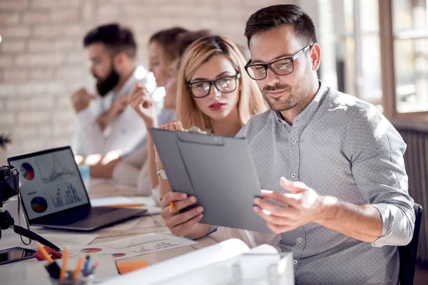 Concepto Negocio Gente Negocios Discutiendo Los Gráficos Gráficos Que Muestran — Foto de Stock