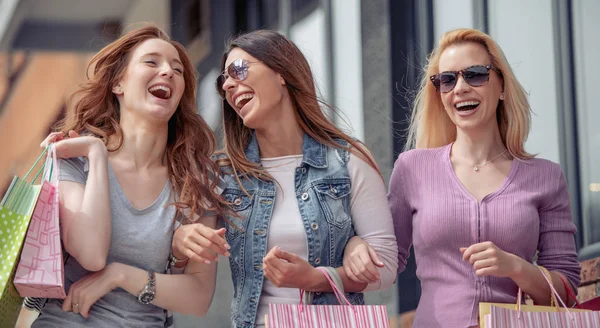 Alışveriş torbaları açık üç neşeli kadınla