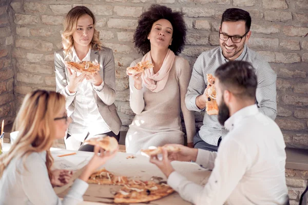 Gelukkig Jonge Business Team Pizza Eten Office Bedrijf Voedsel Mensen — Stockfoto