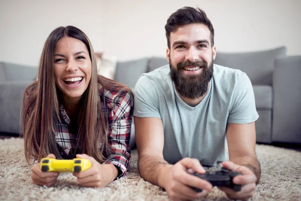 Casal Jovem Jogando Videogames Eles Estão Sorrindo Rindo Juntos Casa — Fotografia de Stock