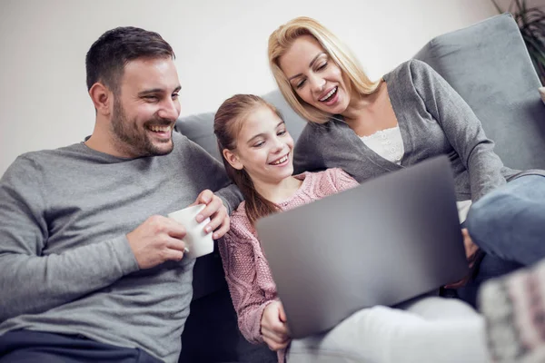 Família Feliz Bonita Com Criança Olhando Para Laptop Com Sorriso — Fotografia de Stock