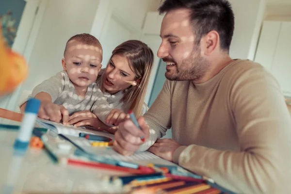 Mãe Pai Desenhando Juntos Com Seu Filho — Fotografia de Stock