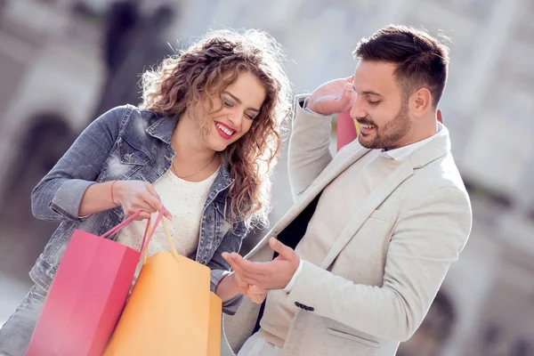 一对带购物袋的快乐夫妇的画像 消费主义和人的概念 — 图库照片
