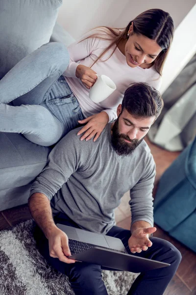 Junges Paar Entspannt Auf Der Couch Mit Laptop Heimischen Wohnzimmer — Stockfoto