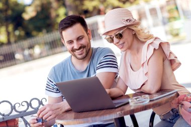 Dizüstü bilgisayar kullanan Bar Çift.