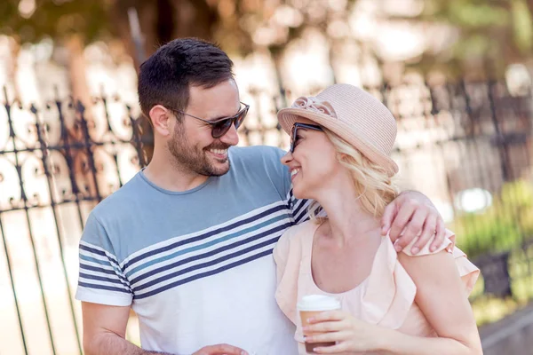 Glückliches Liebespaar Fröhliches Junges Paar Trinkt Coffee Und Amüsiert Sich — Stockfoto