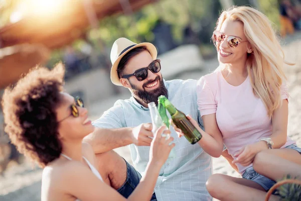 Amigos Felices Divirtiéndose Playa Atardecer — Foto de Stock