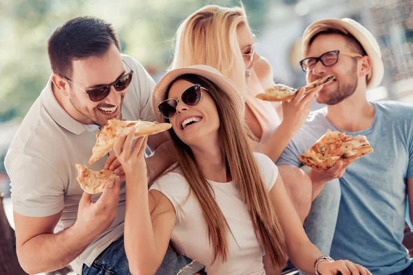 Glada Grupp Människor Äter Pizza Utomhus Bra Tid Tillsammans — Stockfoto