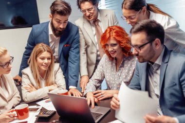 Ofiste birlikte çalışan olumlu iş takım.