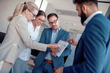 Grup ofis fikir paylaşımı iş adamları.