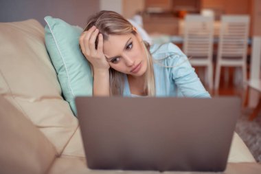 evden çalışan güzel bir genç kadın.