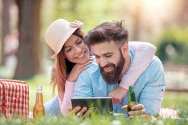 Bir kaç yaz park piknik keyfi. İnsanlar, aşk, eğlenceli ve mutluluk kavramı.