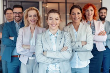 Başarılı iş takım kamera çapraz kolları olan dururken arıyor.