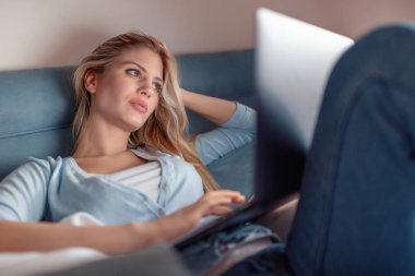 evden çalışan güzel bir genç kadın.