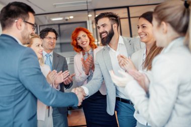 Grup ofis fikir paylaşımı iş adamları.