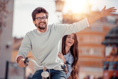 Çift onların boş zamanlarında Bisiklete binmek ve bir güneşli yaz gününde eğleniyor.