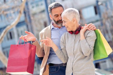 Alışveriş eğleniyor mutlu olgun çift.