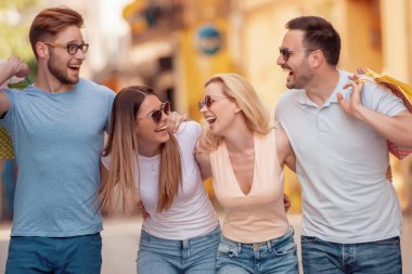 Neşeli grup arkadaşıyla birlikte şehirde iyi vakit geçiriyor.