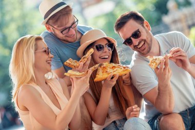 Mutlu grup pizza açık havada yemek, birlikte iyi vakit geçiriyor insan.