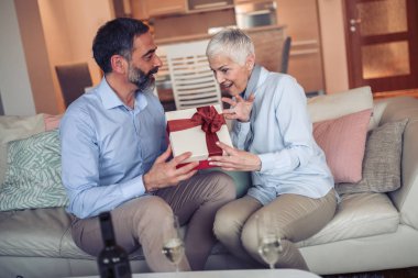 Seven Olgun çift birlikte evde doğum günü kutluyor portresi