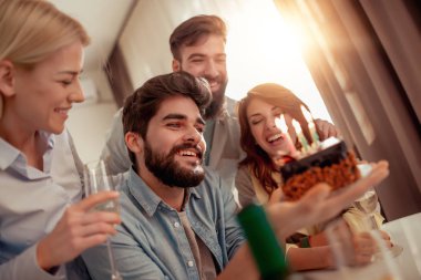 Arkadaşlar eğlenmeye evde Doğum günü partisinde.